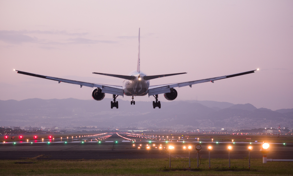  How to find cheap last minute flights: Airplane landing on the runway