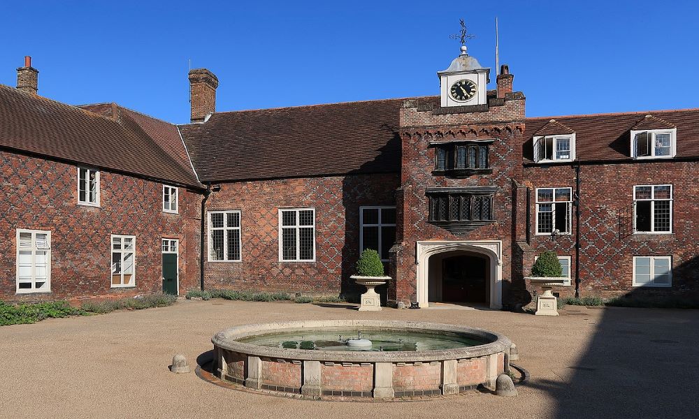 Fulham Palace, the Tudor Courtyard by Michael Coppins licensed under the CC Attribution-Share Alike 4.0 International