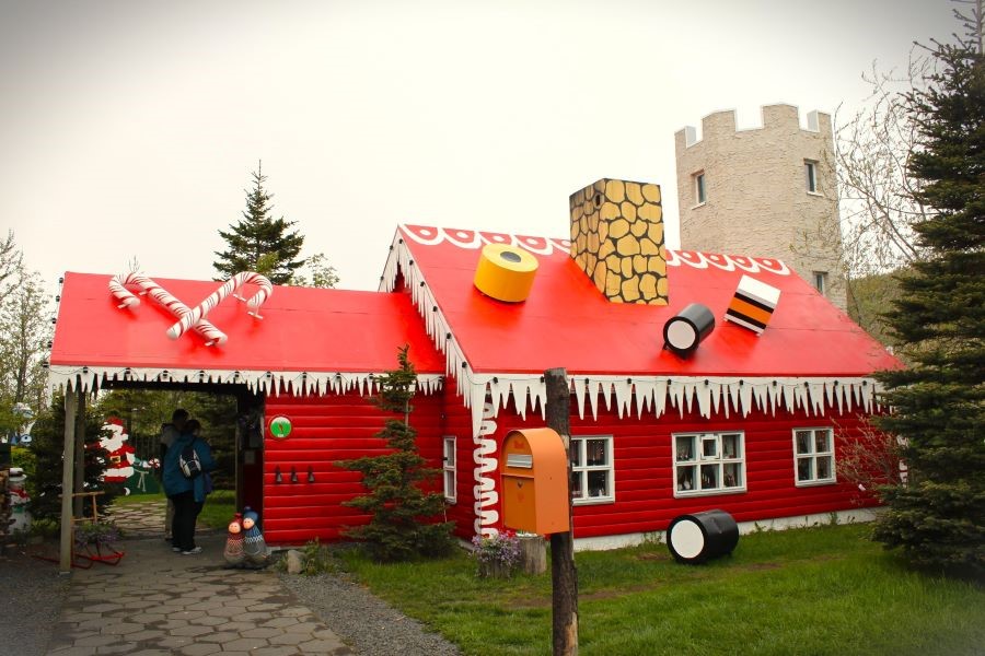 Christmas House - Akureyri, Iceland by JustinPoulsen licensed under CC BY-ND 2.0 DEED