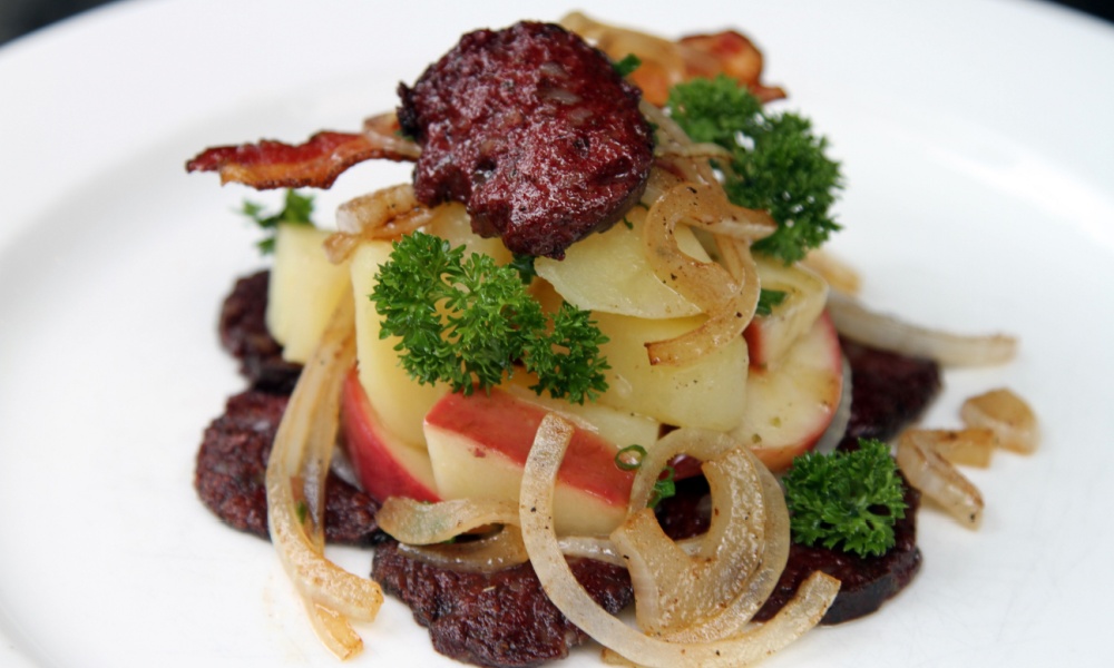 "Heaven and Earth". Blood sausage, fried onions and mashed potato with apple sauce