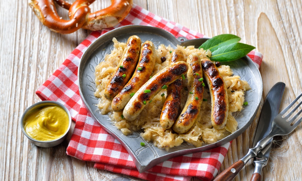 fried Nuremberg sausages with sauerkraut